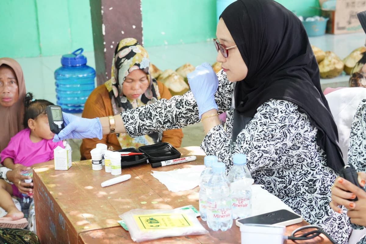BIDAN CAHAYA -- Bidan Hasmiati yang turut berpartisipasi dalam program Bidan Cahaya untuk menghadirkan kesehatan ibu dan anak di Pulau Liukang, Desa Bira, Kabupaten Bulukumba.
