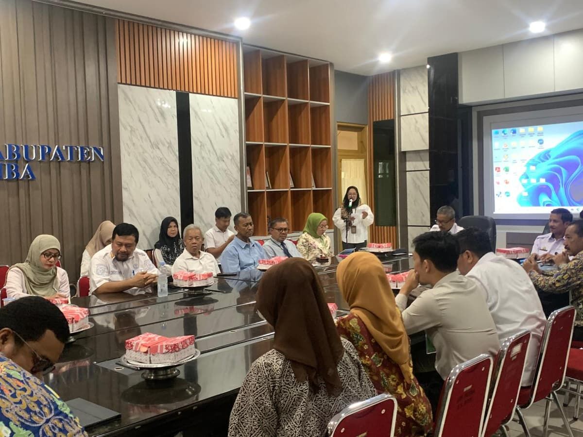 MONITORING -- Pjs Bupati Bulukumba Muhammad Rasyid membuka kegiatan monitoring rencana/realisasi KPR bersubsidi/komersil triwulan II dan triwulan III yang digagas oleh forum PKP Kabupaten Bulukumba di ruang rapat Sekkab Bulukumba, Rabu (13/11). 
