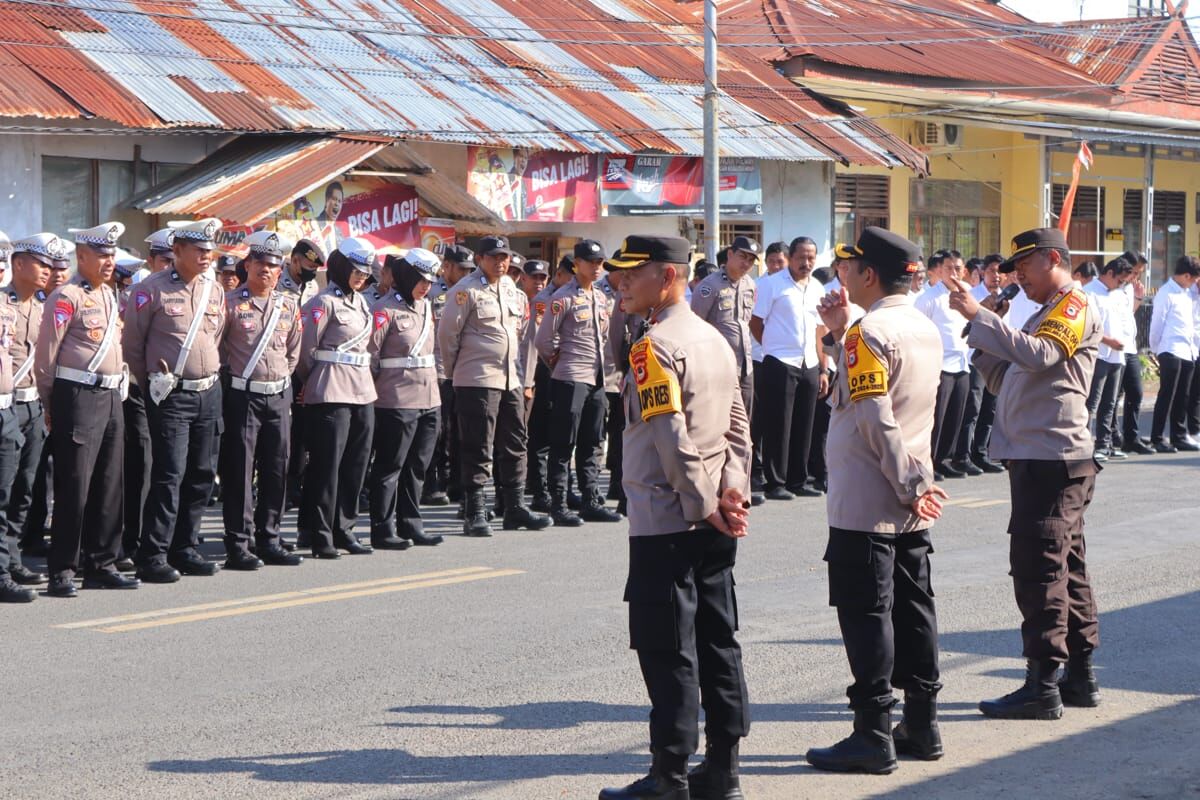DIKAWAL KETAT -- Kapolres Bulukumba melalui Kepala Seksi Humas AKP H Marala saat memberikan arahan kepada personel Polres Bulukumba yang akan melakukan pengawalan dan pengamanan debat publik kedua Palon Bupati-Wabup di Hotel Gammara, Kamis (14/11) malam tadi    
