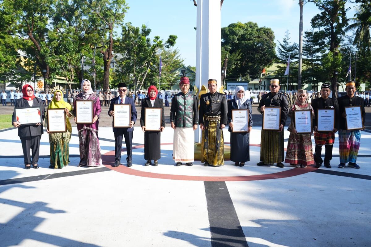 TUJUH PENGHARGAAN -- Dinas Kesehatan Kabupaten Bulukumba memborong tujuh penghargaan pada puncak peringatan Hari Kesehatan Nasional (HKN) ke-60 tahun di Rumah Jabatan Gubernur Sulsel, Jumat (15/11). 
