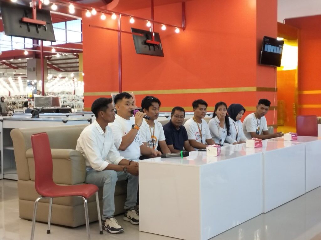 GRAND OPENING -- Manajemen Toko Sejahtera di Bulukumba memberikan keterangan pers atas renana menggelar Grand Opening, Senin (4/11) mendatang. Toko serba ada ini membuka ruang bagi pelaku UMKM lokal yang ada di Bulukumba.
