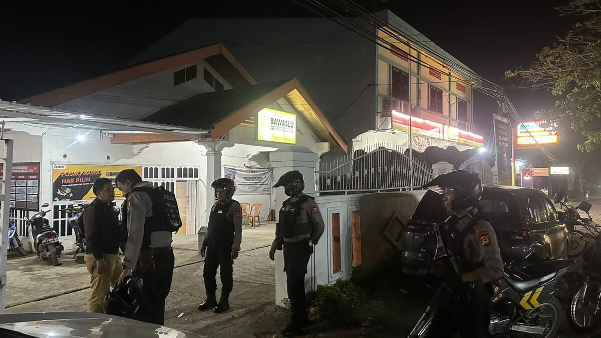 TITIK RAWAN -- Polres Bulukumba meningkatkan patroli malam dalam memelihara keamanan dan ketertiban masyarakat (Kamtibmas) jelang pencoblosan di Pilkada 2024. Polisi menyisir sejumlah titik lokasi yang dinilai rawan.
