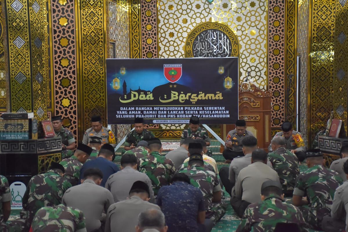DZIKIR -- Kapolres Bulukumba AKBP Andi Erma Suryono dan Dandim 1411/Blk Letkol (Inf) Sarman, para PJU Polres, personel Polres Bulukumba dan personel Kodim 1411/Blk saat menghadiri dzikir dab doa bersama 