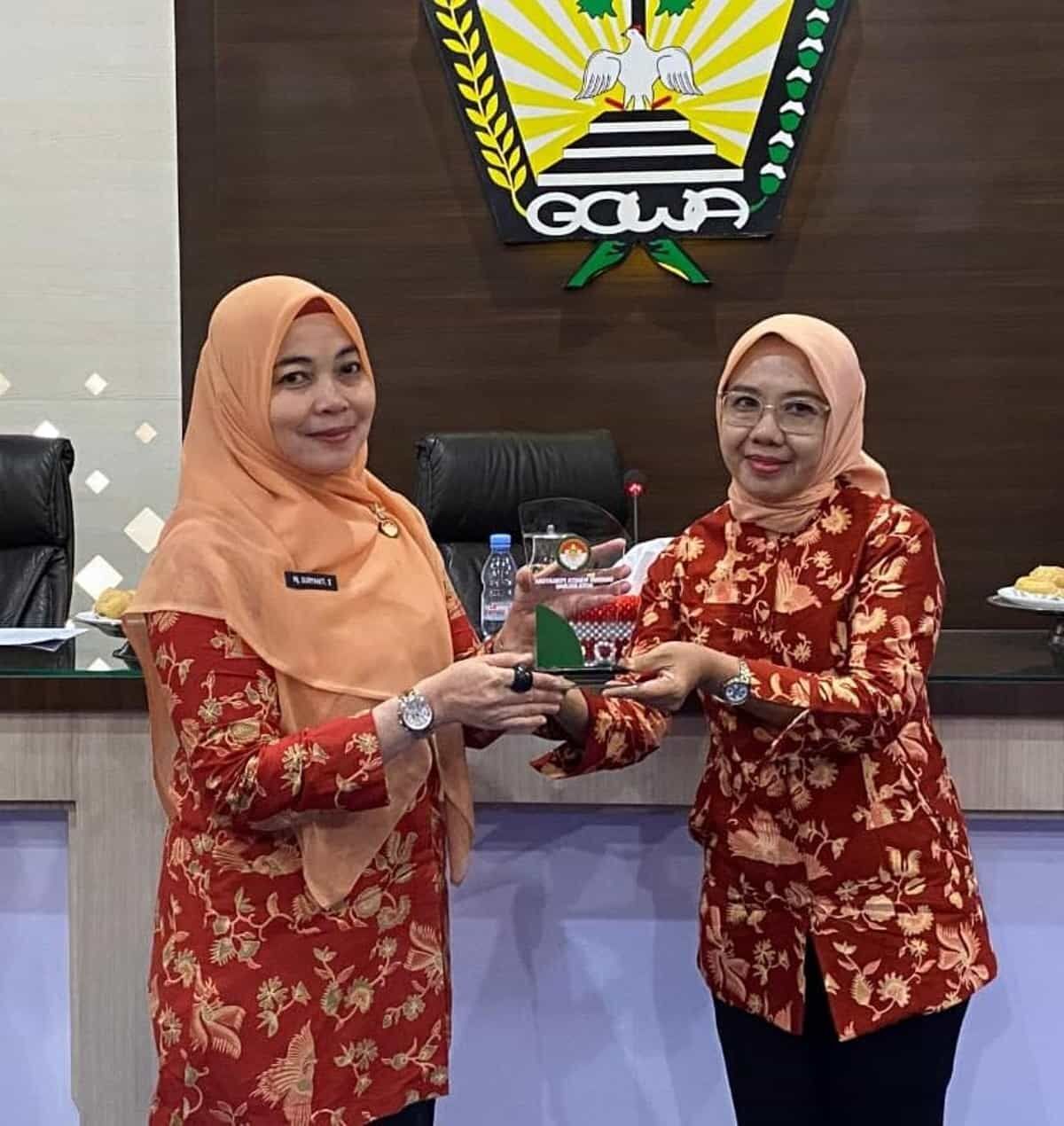 IST
CINDERAMATA -- Ketua DWP Gowa, Suryanti Andy Azis, menyerahkan cinderamata kepada Ketua DWP Kota Baubau, Mutmainah Aswad. 
