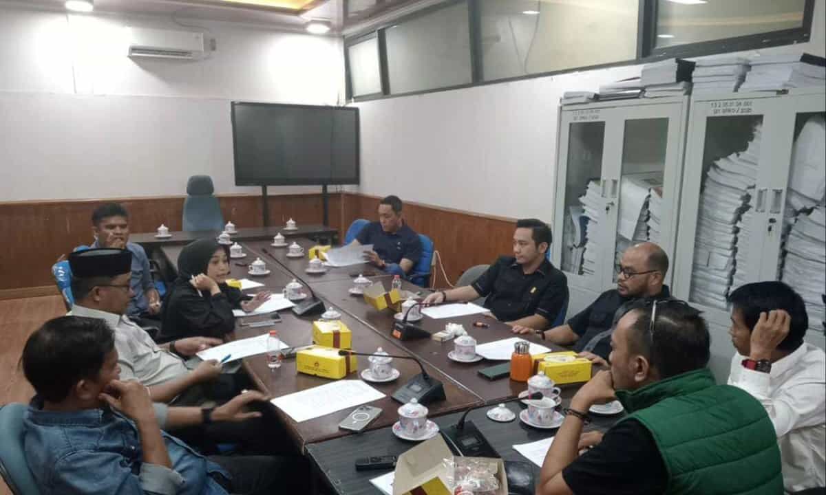 ist
RAPAT--Anggota Bapemperda mulai membahas kesiapan dan perubahan Propemperda tahun 2024 dan sejumlah Program Peraturan Daerah Tahun 2025 di gedung dewan, kemarin. 
