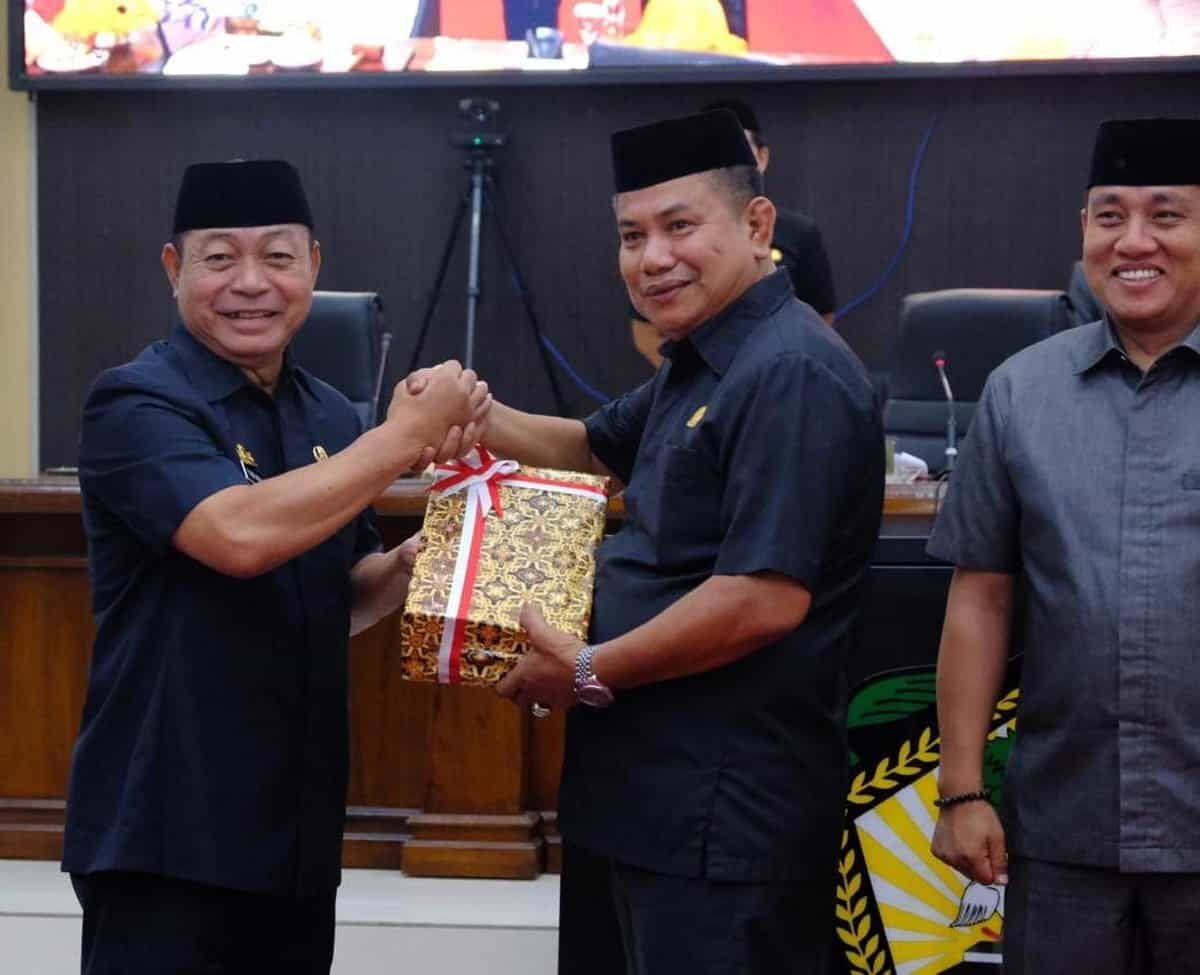 IST
DOKUMEN RAPBD -- Wabup Gowa, Abdul Rauf Malaganni (kiri) menyerahkan dokumen RAPBD TA 2025 kepada Ketua DPRD Gowa, Muh Ramli Sidik (tengah). 
