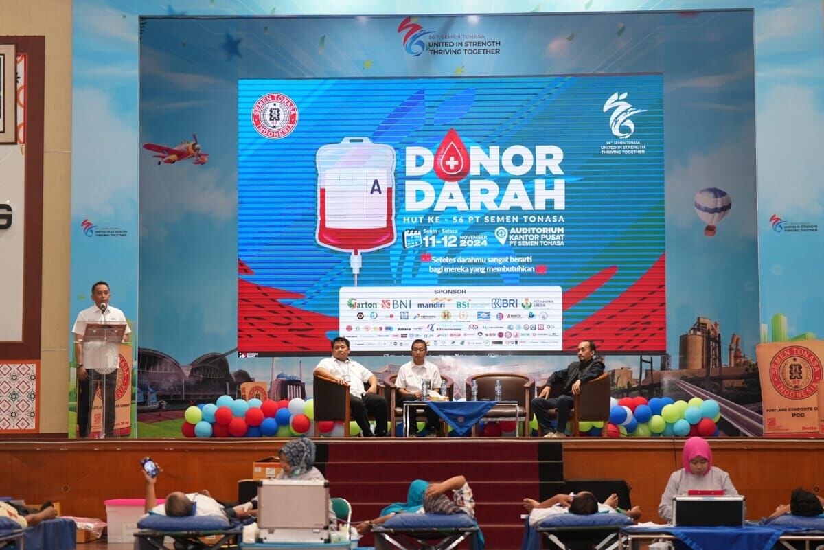 DONOR DARAH -- Direktur Utama PT Semen Tonasa, Asruddin saat menyampaikan sambutan sekaligus membuka secara resmi kegiatan donor darah yang berlangsung di ruang auditorium kantor pusat PT Semen Tonasa, pada 11 dan 12 November 2024.
