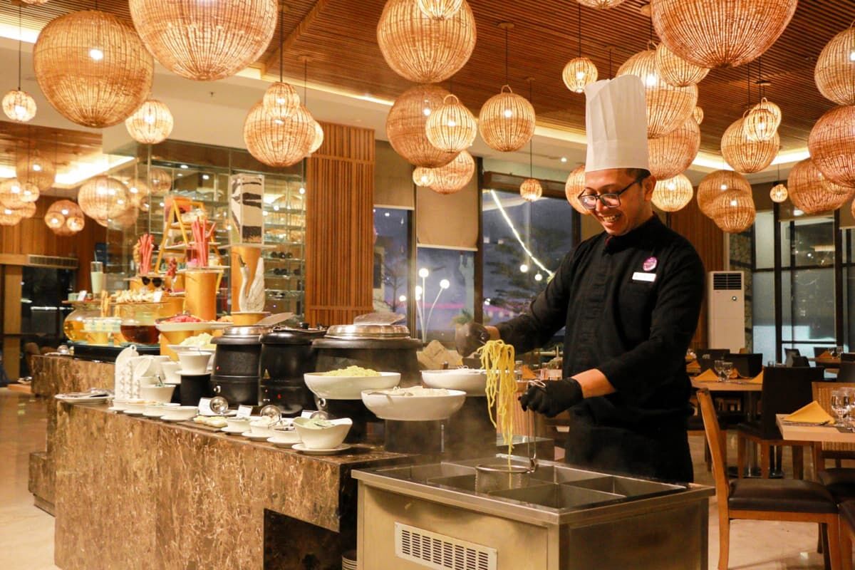EAT N EAT -- Chef Hotel The Rinra sedang mempersiapkan menu andalannya untuk memanjakan lidah para penikmatnya yang akan hadir di Lontar Dining untuk promo Eat n Eat.
