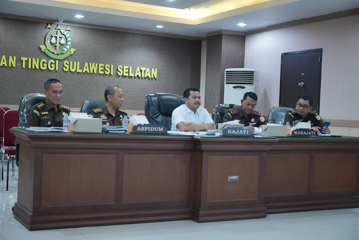 EKSPOSE -- Kajati Sulsel, Agus Salim (tengah) didampingi Wakajati, Teuku Rahman (dua dari kanan) dan Aspidum, Rizal Syah Nyaman (dua dari kiri) saat melakukan eskpose persetujuan pemberian RJ.