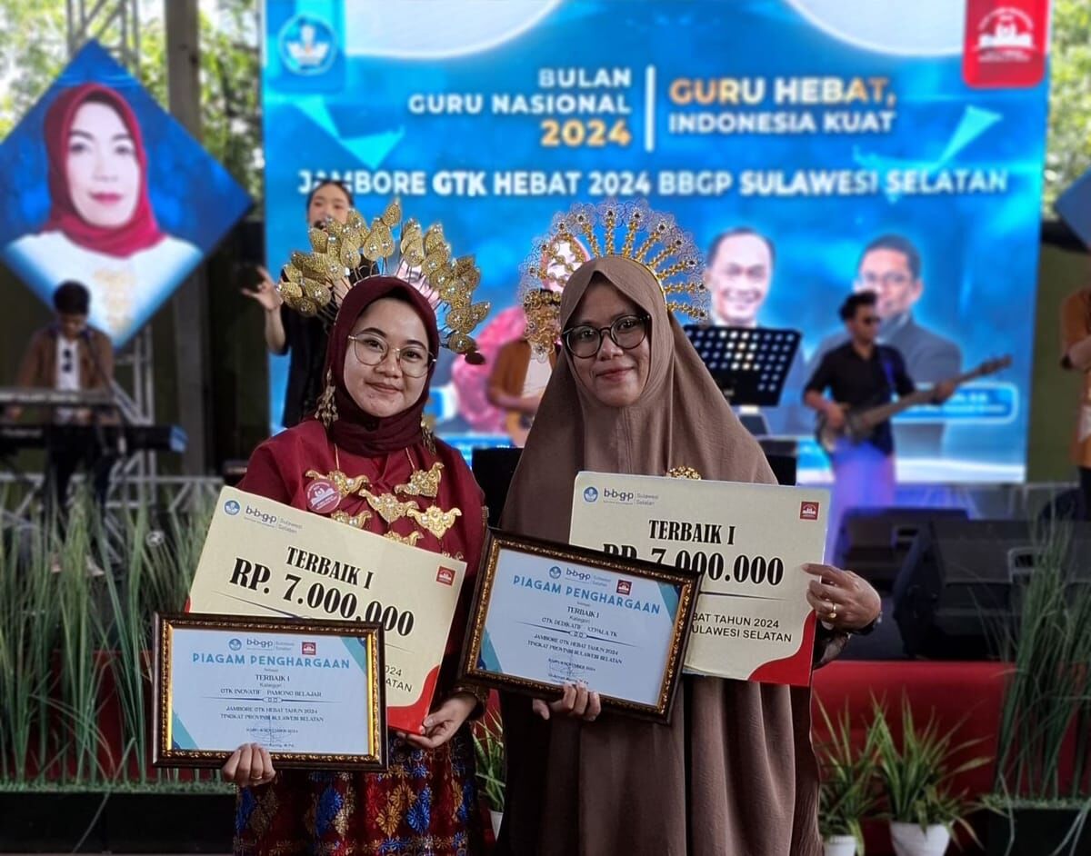 MENUJU NASIONAL -- Dua guru dan tenaga kependidikan Kabupaten Enrekang Muliyani AS dan Asriani mewakili Sulsel pada Jambore GTK Hebat 2024 tingkat nasional usai keduanya keluar sebagai juara Jambore GTK Hebat 2024 Tingkat Sulsel baru-baru ini.
