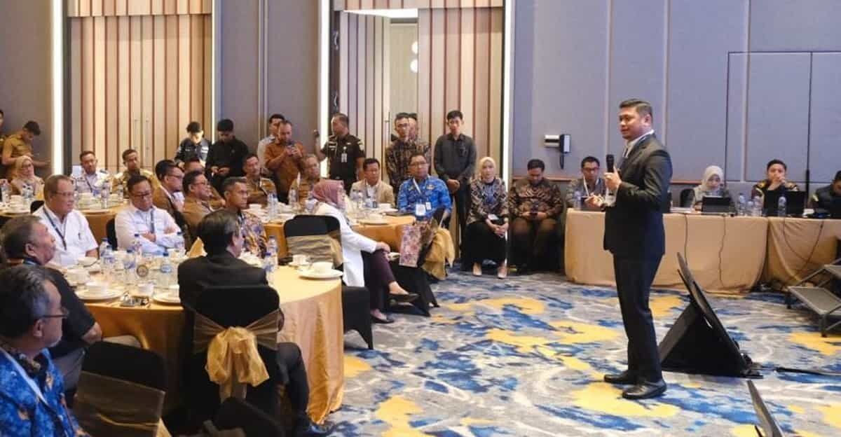 IST
PAPAR -- Bupati Gowa, Adnan Purichta Ichsan memaparkan alasannya terkait perlunya segera dibentuk Satgas Percepatan Investasi dalam FGD yang digelar Kejati Sulsel.
