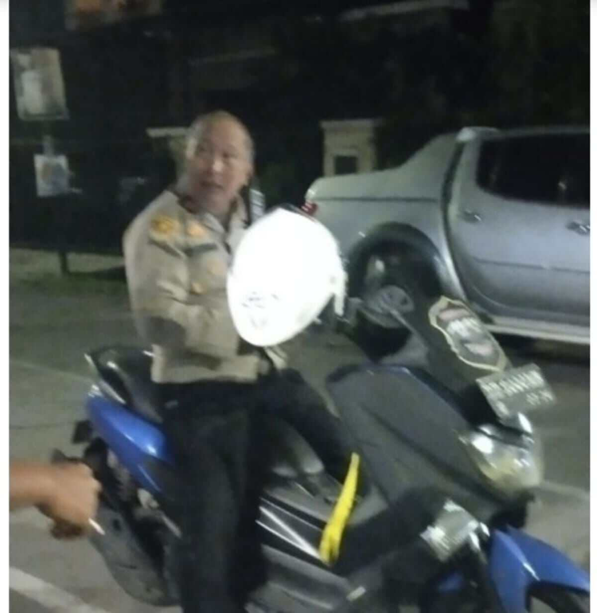 GENGMOTOR -- Kapolsek Mamajang, Kompol Arifuddin Amiruddin saat ikut mengejar kelompok bermotor yang diduga geng motor melakukan aksi di Jalan Onta Baru.

