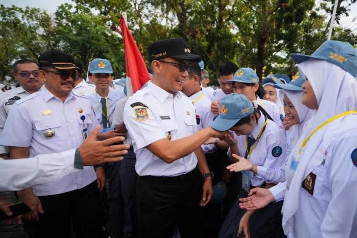 ist
SALAMI--Pj Gubernur Prof Zudan Arif Fakrulloh menyalami satu persatu siswa SMA saat berkunjung ke sejumlah sekolah di Kota Makassar seperti di SMA Negeri 1 Makassar.
