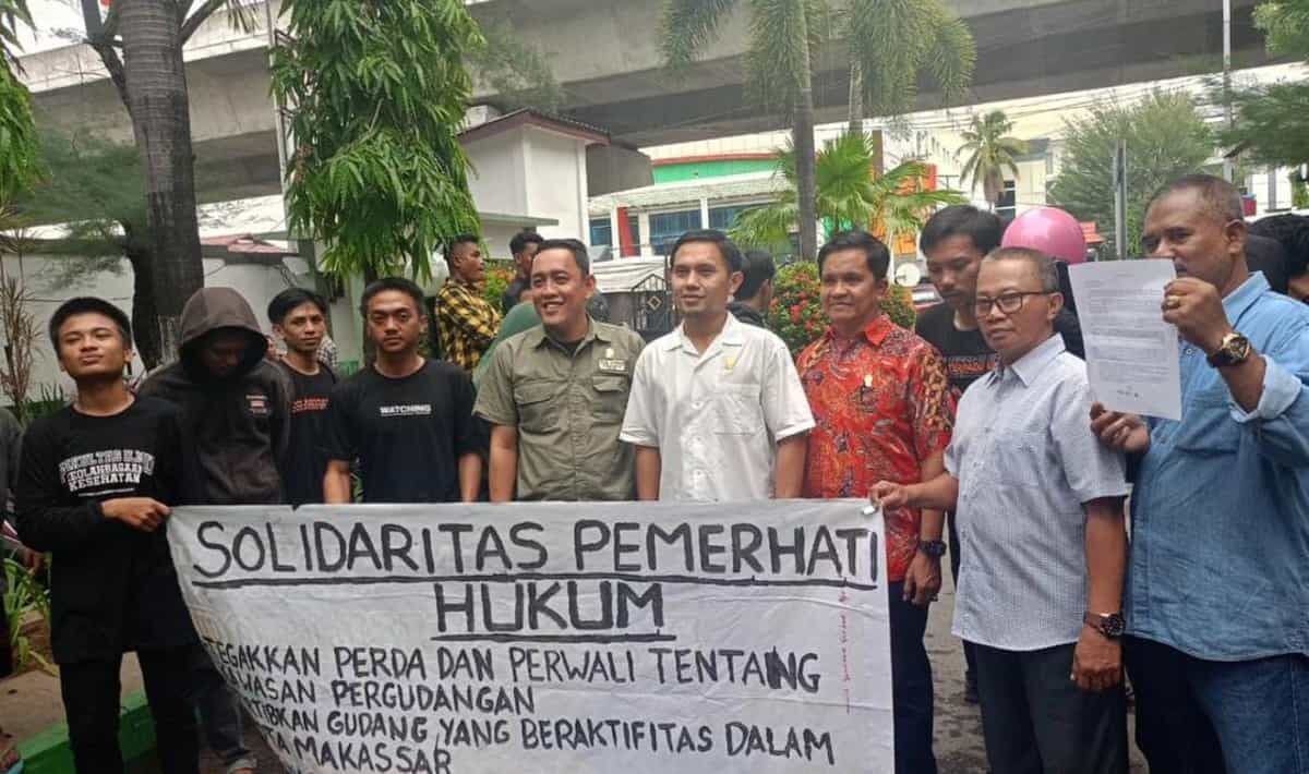 ist
DESAK--Aktivis Pemerhati Hukum desak DPRD Kota Makassar dan Pemkot Makassar menyikapi aktivitas gudang dalam kota serta penjualan minuman beralkohol yang tidak memiliki izin saat berada di gedung wakil rakyat tersebut, akhir pekan kemarin.
