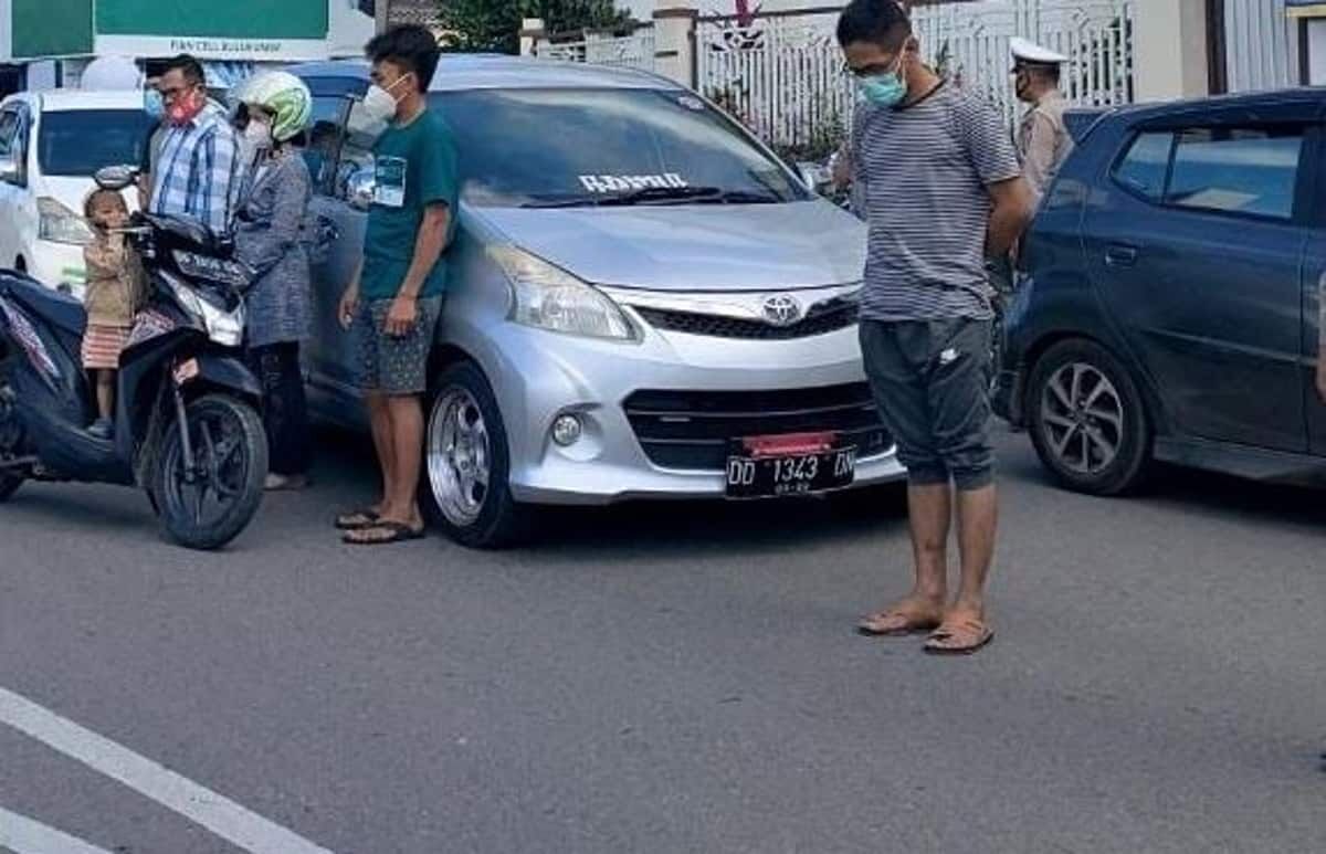 dok/fajar
HENING CIPTA--Personel kepolisian menghentikan pengendara untuk meminta mereka untuk mengheningkan cipta dan memberi doa kepada para pahlawan atas jasa-jasanya berjuang mencapai kemerdekaan di Hari Pahlawan tahun lalu.
