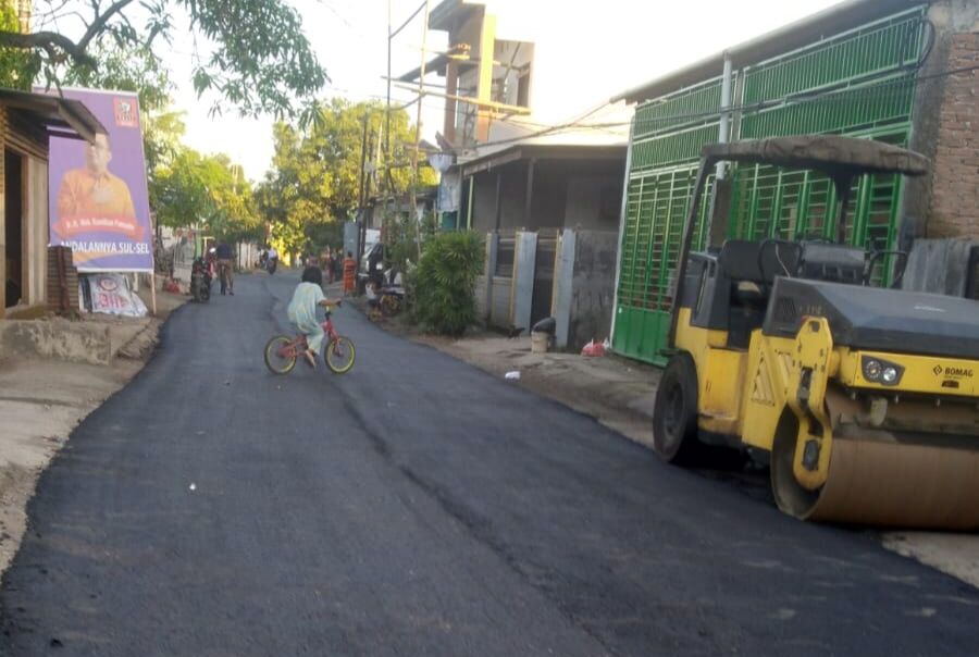 int
JALAN--Disperkim  Kota Makassar akan melakukan rehabilitasi  sekitar 20 ruas jalan lingkungan yang tersebar di berbagai wilayah di Makassar.Tampak Jalan Lingkungan Parinring, Kelurahan Tamangapa, Kecamatan Manggala  yang telah tuntas dikerjakan.
