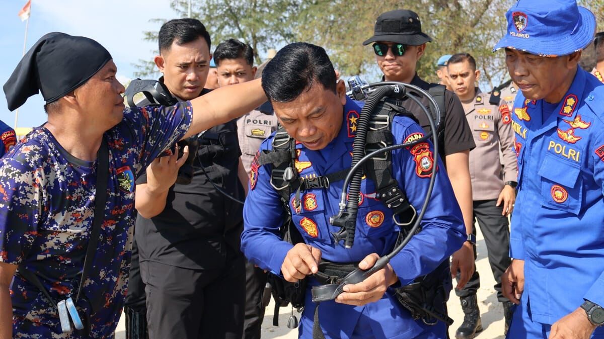 ist
BAJU SELAM--Kapolda Sulsel, Irjen Pol Yudhiawan Wibisono saat mencoba menggunakan baju selam milik Ditpolairud Polda Sulsel sebelum melaksanakan kegiatan transplantasi terumbu karang di Pulau Samalona, Selasa (19/11).
