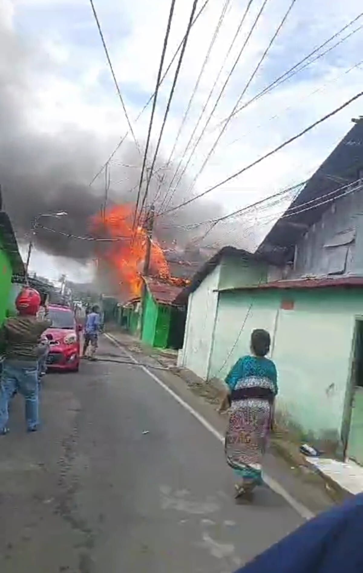 KEBAKARAN -- Si jago merah yang sedang berkobar telah menghabiskan 10 unit rumah di Jalan Baji Gau, Kelurahan Jongaya, Kecamatan Tamalate, Selasa (12/11).
