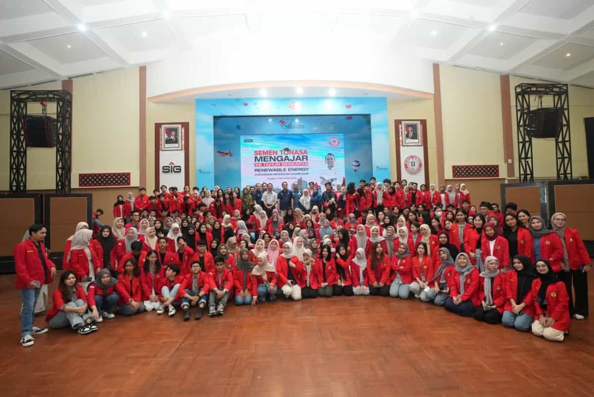 KUNJUNGAN -- Direktur Utama PT Semen Tonasa, Asruddin (tengah belakang) bersama Ketua Jurusan Akuntansi FEB Unhas, Darwis Said, saat menerima kunjungan mahasiswa FEB Unhas. 
