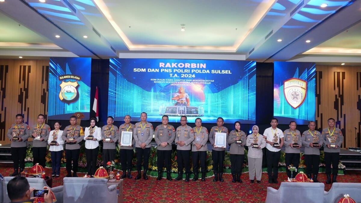 PENGHARGAAN -- Kabag SDM Polres Luwu, AKP Yosep Dendang Polres Luwu foto bersama usai menerima penghargaan sebagai bentuk apresiasi atas peran aktif Polres Luwu dalam kerjasama uji kompetensi melalui Assessment Center Polri Polda Sulsel dengan Pemkab Luwu. 

