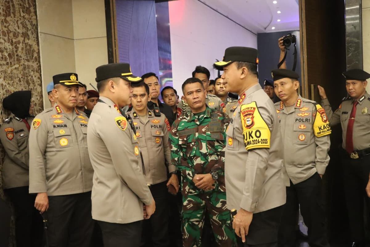 PANTAU -- Kapolres Luwu AKBP Arisandi berbincang serius dengan Kapolda Sulsel Irjen Pol Yudhiawan Wibisono, bersama Wakapolda Sulsel Brigjen Pol Nasri sesaat sebelum memantau jalannya debat Pilkada Luwu di Hotel Claro Makassar, Selasa (12/11).  
