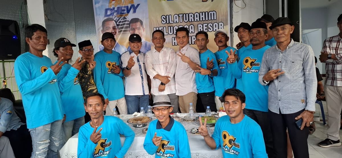TEMU RELAWAN -- Calon Bupati Luwu H Patahudddin foto bersama beserta tim memenangan usai menghadiri kegiatan Temu Relawan Srikandi Belopa Utara di Kelurahan Sabe Kecamatan Belopa Utara baru-baru ini.