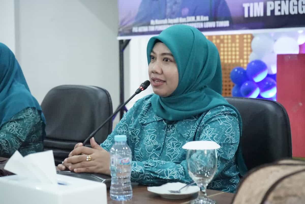 RAKOR -- Pjs Ketua TP PKK Kabupaten Luwu Timur, Nasrah Jayadi Nas saat memberikan arahan pada rapat bulanan dirangkai dengan Rapat Koordinasi (Rakor) di Aula Rumah Jabatan Bupati Lutim, Senin (4/11). 