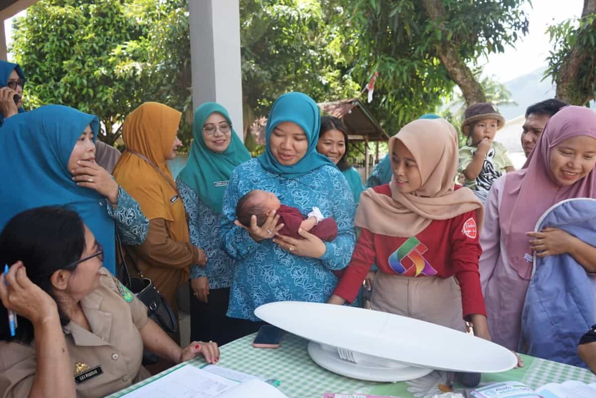SUPERVISI -- Pjs Ketua TP PKK Kabupaten Luwu Timur Nasrah Jayadi Nas melakukan SMEP di Posyandu Kartika Desa Baruga, Kecamatan Towuti, Selasa (5/11).
