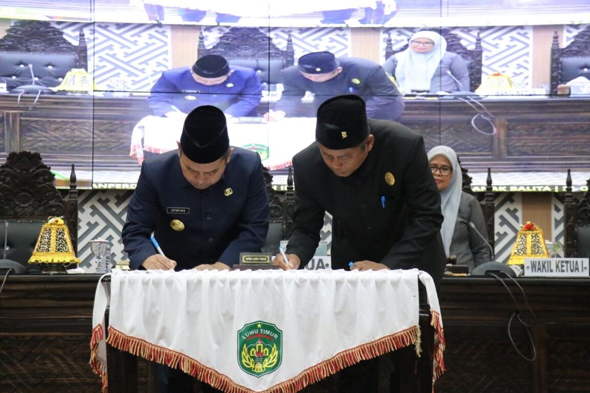 PENDAPAT AKHIR -- Pjs Bupati Luwu Timur, Jayadi Nas saat mendandatangani berita acara rapat usai menyampaikan pendapat akhir terhadap dua buah Rancangan Peraturan Daerah (Ranperda) Kabupaten Luwu Timur, pada rapat paripurna DPRD Lutim baru-baru ini. 
