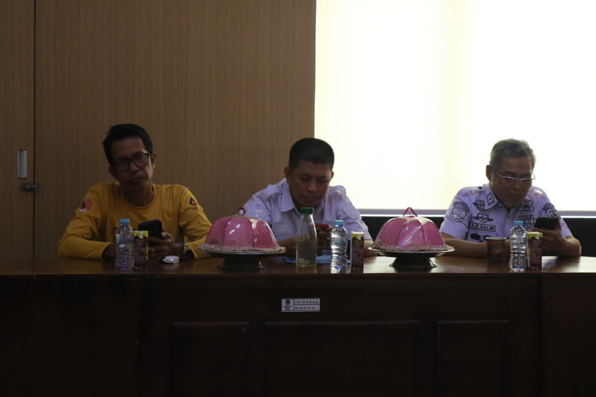 BUKA RAPAT -- Asisten Perekonomian dan Pengembangan Infrastruktur, Masdin didampingi Kepala Bapelitbangda, Dohri As'ari membuka rapat monitoring pengendalian dan evaluasi pembangunan daerah triwulan III RKPD Tahun 2024, di Aula Bapelitbangda, Rabu (6/11).
