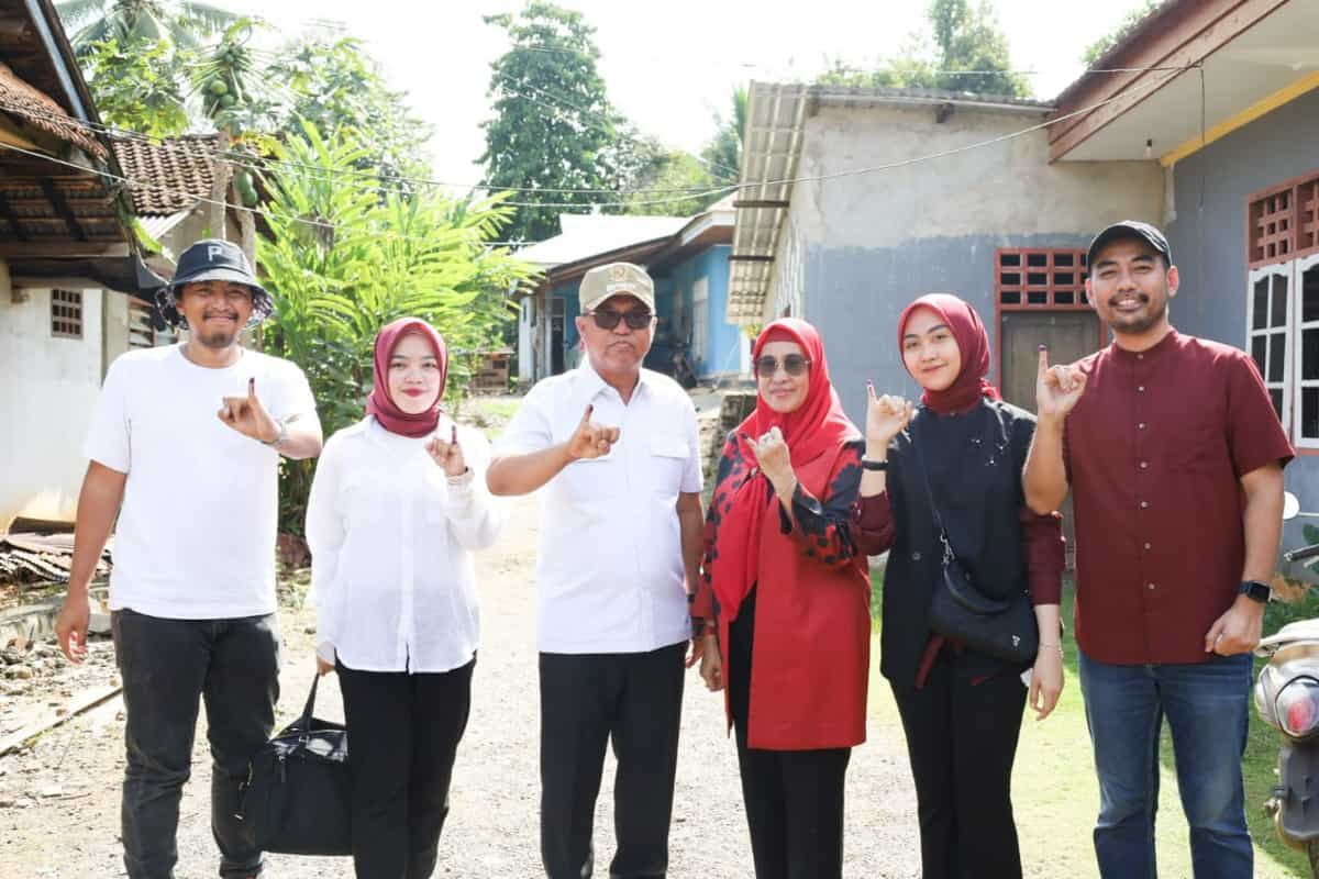 TETAP DAMAI -- Bupati Lutim Budiman foto bersama masyarakat di TPS usai menggunakan hak pilihnya di Pilkada serentak 2024. Dia mengajak agar menjaga suasana tetap aman dan damai.
