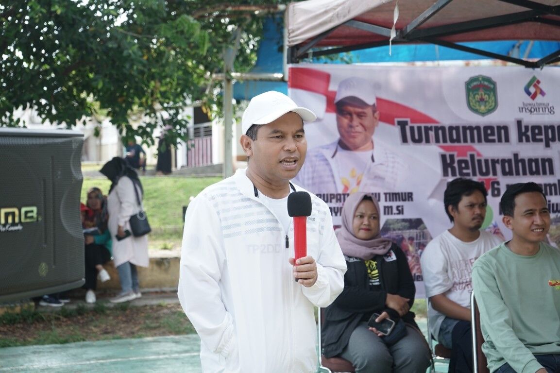 BUKA TURNAMEN -- Pjs Bupati Luwu Timur, Jayadi Nas memukul bola voli sebagai tanda dibukanya secara resmi Turnamen Kepemudaan se-Kelurahan Malili Tahun 2024 di Andi Nyiwi Park, Kecamatan Malili, Sabtu (2/11).