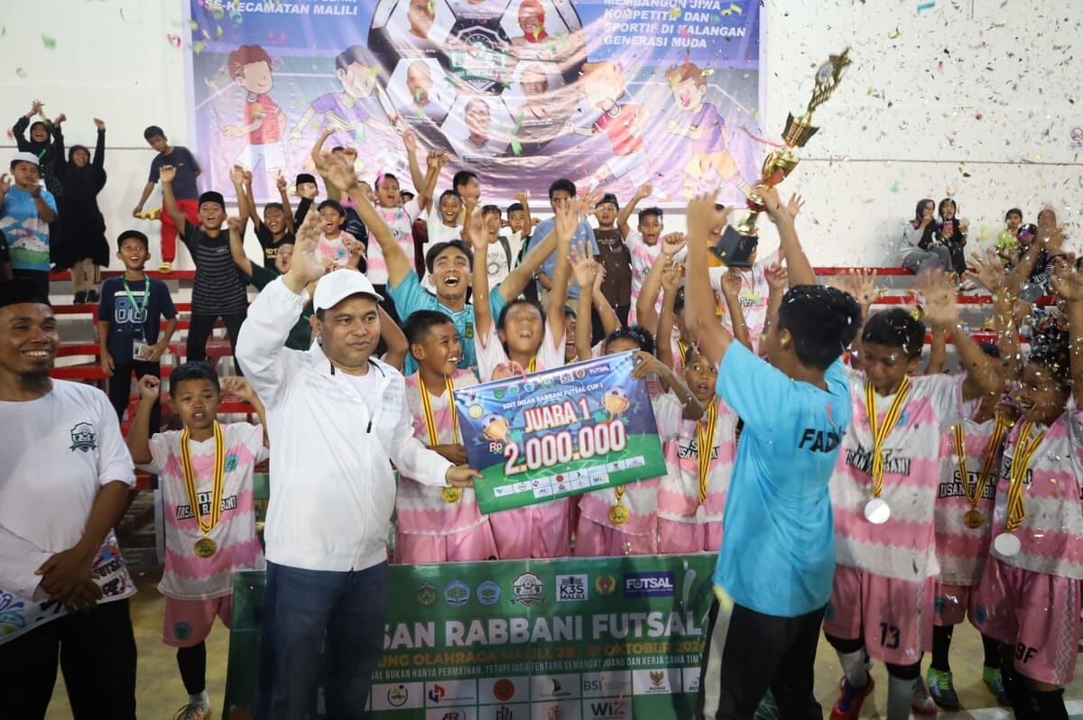 RESMI -- Pjs Bupati Luwu Timur, Jayadi Nas foto bersama usai secara resmi menutup turnamen SDIT Insan Rabbani Futsal Cup I Tahun 2024 yang digelar di GOR Malili baru-baru ini.
