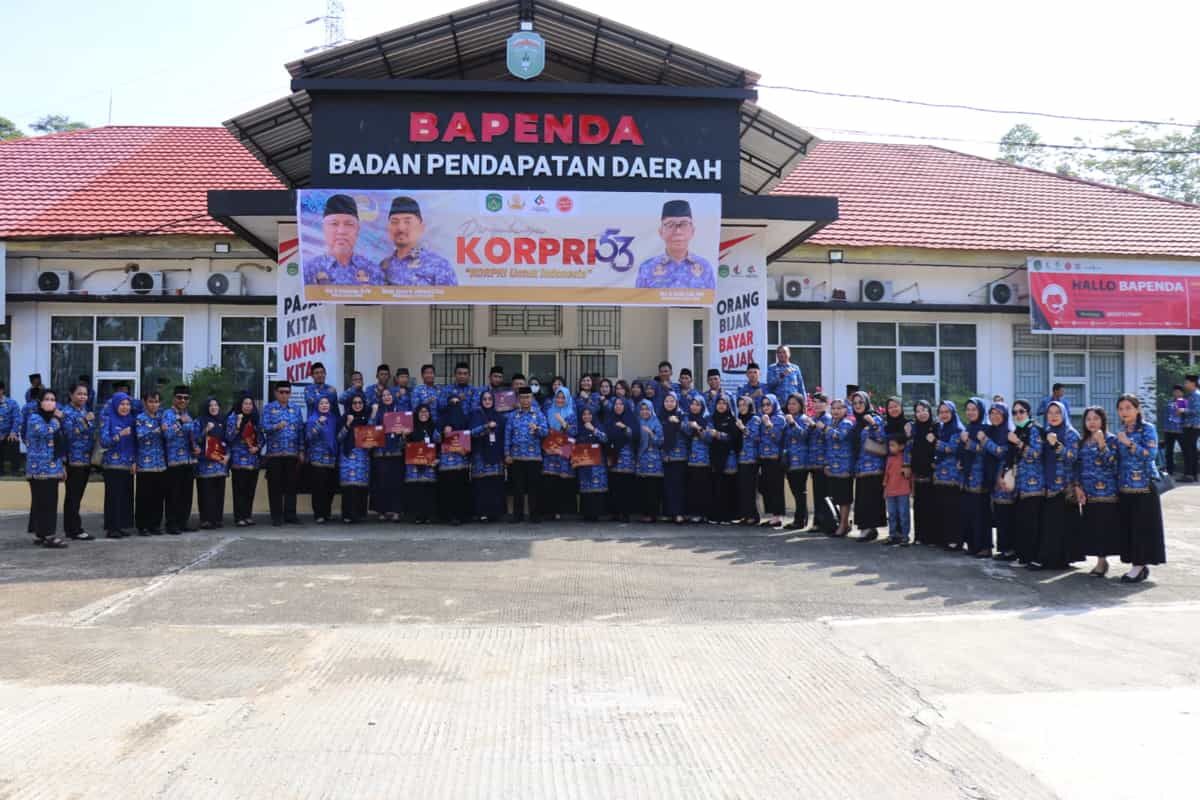 UPACARA -- Sekkab Lutim H Bahri Suli dan anggota Korpri foto bersama usai memperingati HUT KORPRI ke-53 dengan melaksanakan upacara bendera di halaman Kantor Bapenda Lutim, Jumat (29/11).