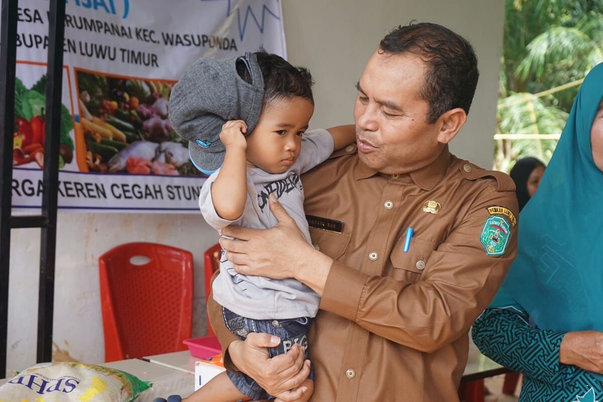 KAMPUNG KB -- Pjs Bupati Luwu Timur Jaya Nas mengunjungi Kampung KB Desa Parumpannai Kecamatan Wasuponda dalam kegiatan penanganan stunting baru-baru ini. 
