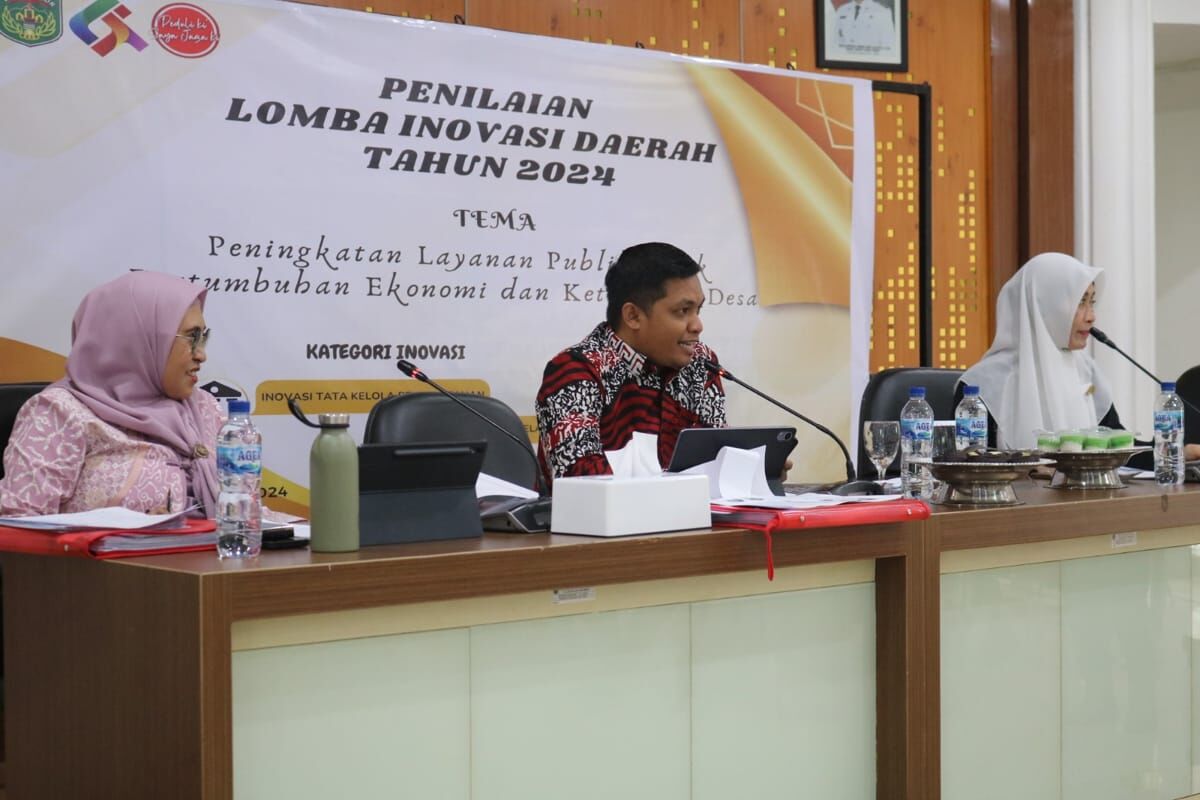 LOMBA INOVASI -- Bapelitbangda Pemkab Luwu Timur menggelar pemaparan dan lomba inovasi daerah tahun 2024 bertema Peningkatan Layanan Publik untuk Perkembangan Ekonomi dan Ketahanan Desa”, di Aula Rumah Jabatan Bupati Lutim, Rabu (6/11).
