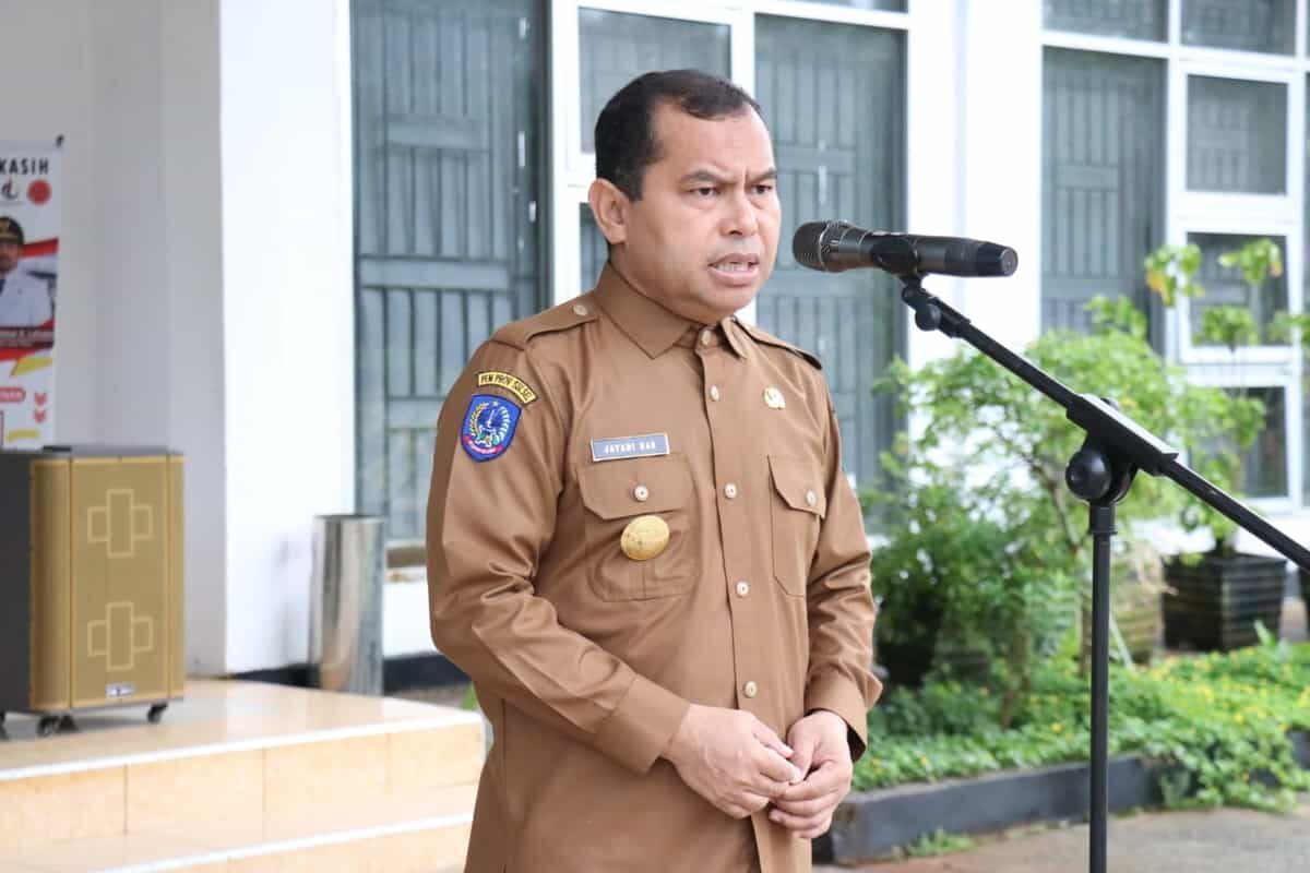 PIMPIN APEL -- Pjs Bupati Luwu Timur, Jayadi Nas memimpin apel pagi di halaman kantor Badan Pendapatan Daerah Kabupaten Luwu Timur, Senin (4/11).  
