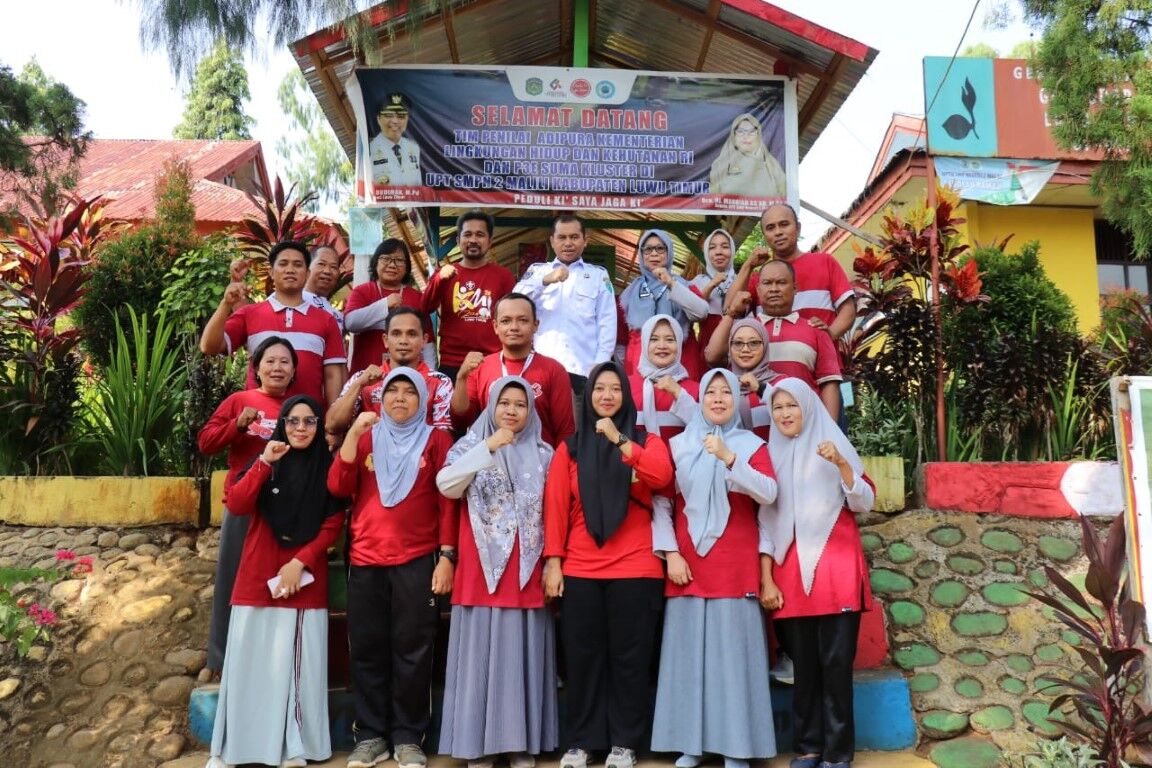 APEL PAGI -- Pjs Bupati Luwu Timur, Jayadi Nas saat memimpin apel pagi di SMPN 2 Malili belum lama ini.  
