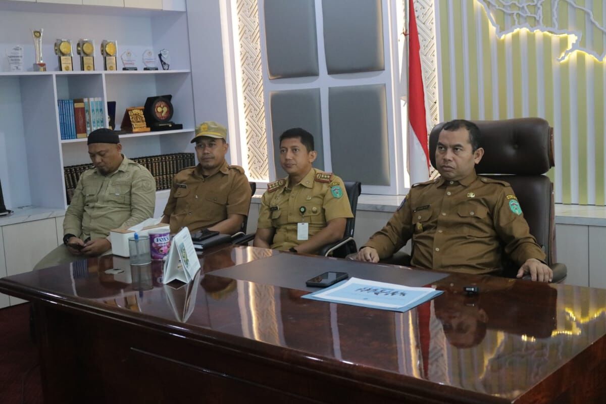 RAPAT -- Pjs Bupati Luwu Timur, Jayadi Nas mengikuti rapat dalam rangka menindaklanjuti putusan MK Nomor 168/PUU-XXI/2023 terkait Persiapan Penetapan Upah Minimum Tahun 2025 secara Zoom, di ruang kerjanya baru-baru ini. 
