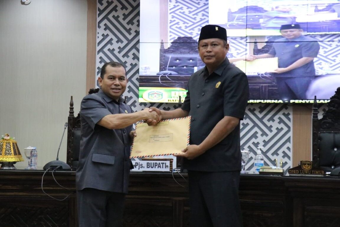 RANPERDA -- Pjs Bupati Luwu Timur, Jayadi Nas saat menyerahkan Ranperda tentang APBD Tahun Anggaran 2025 kepada Ketua DPRD Lutim, Ober Datte di Ruang Sidang Paripurna DPRD Lutim, Jumat (1/11). 
