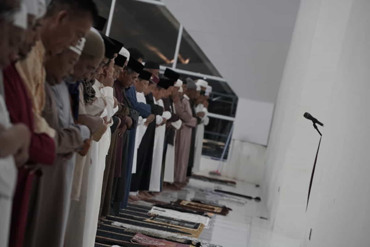SUBUH -- Pelaksanaan shalat subuh berjamaah mengawali penggunaan Masjid Islamic Center Luwu Timur di Kota Malili pada, Kamis (29/11) dinihari. 
