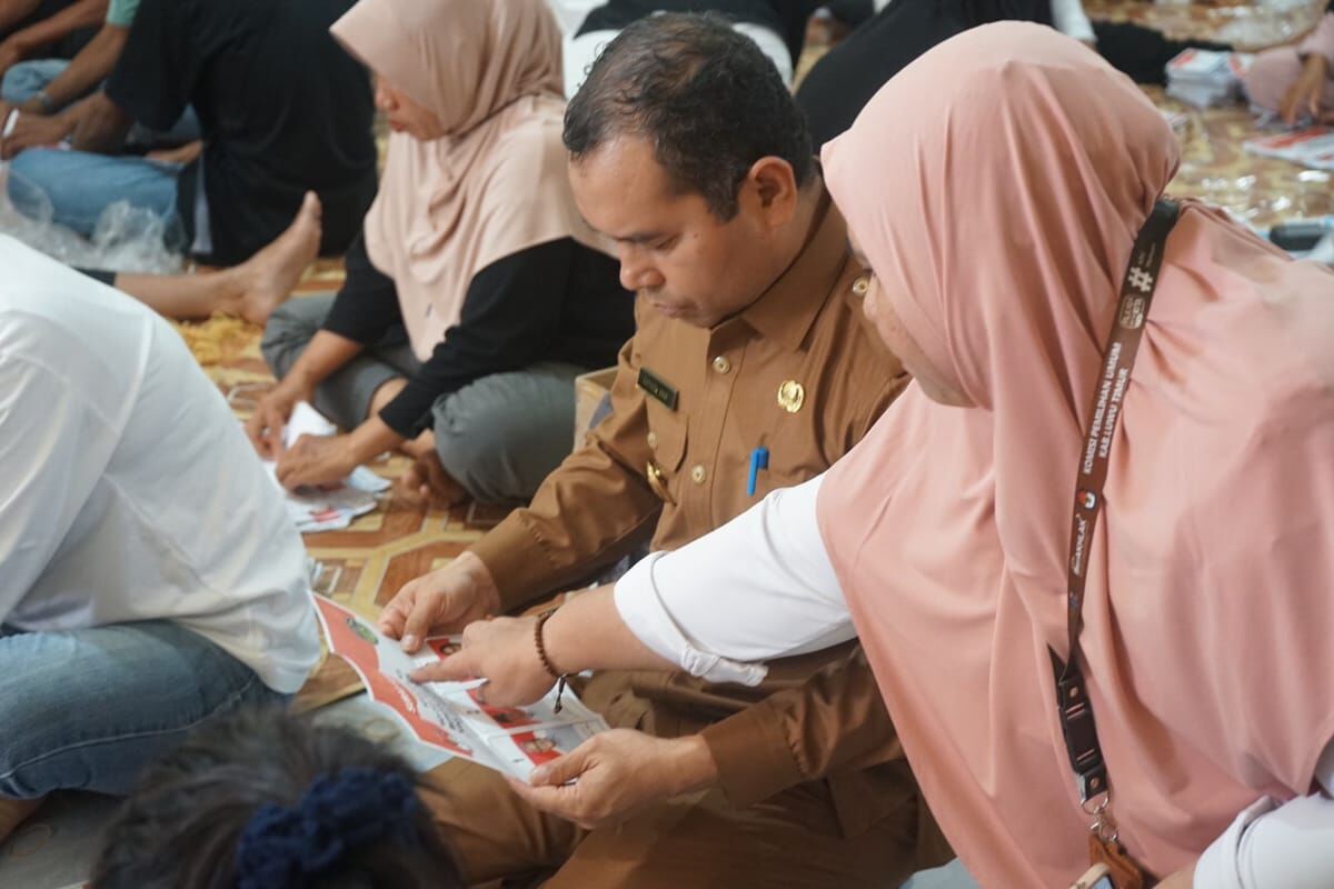 SURAT SUARA -- Pjs Bupati Luwu Timur, Jayadi Nas didampingi tim keamanan dan pihak KPU, meninjau langsung proses penyortiran dan pelipatan surat suara di Gudang KPU Luwu Timur di Puncak Indah, Malili, Senin (4/11)
