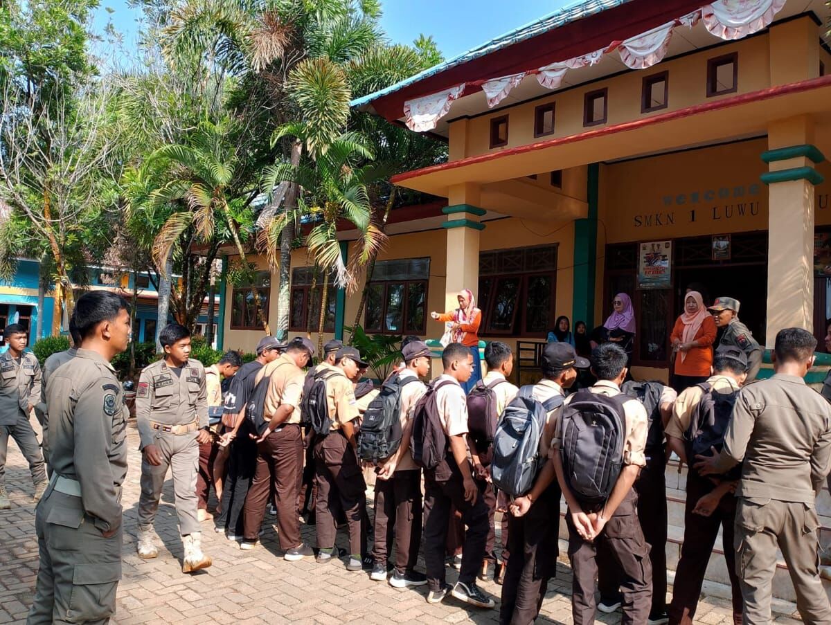 AWASI -- Satpol PP Kecamatan Malili kembali melakukan pengawasan terhadap remaja dan siswa yang berprilaku menyimpang melalui Satgas SiPraja baru-baru ini. 
