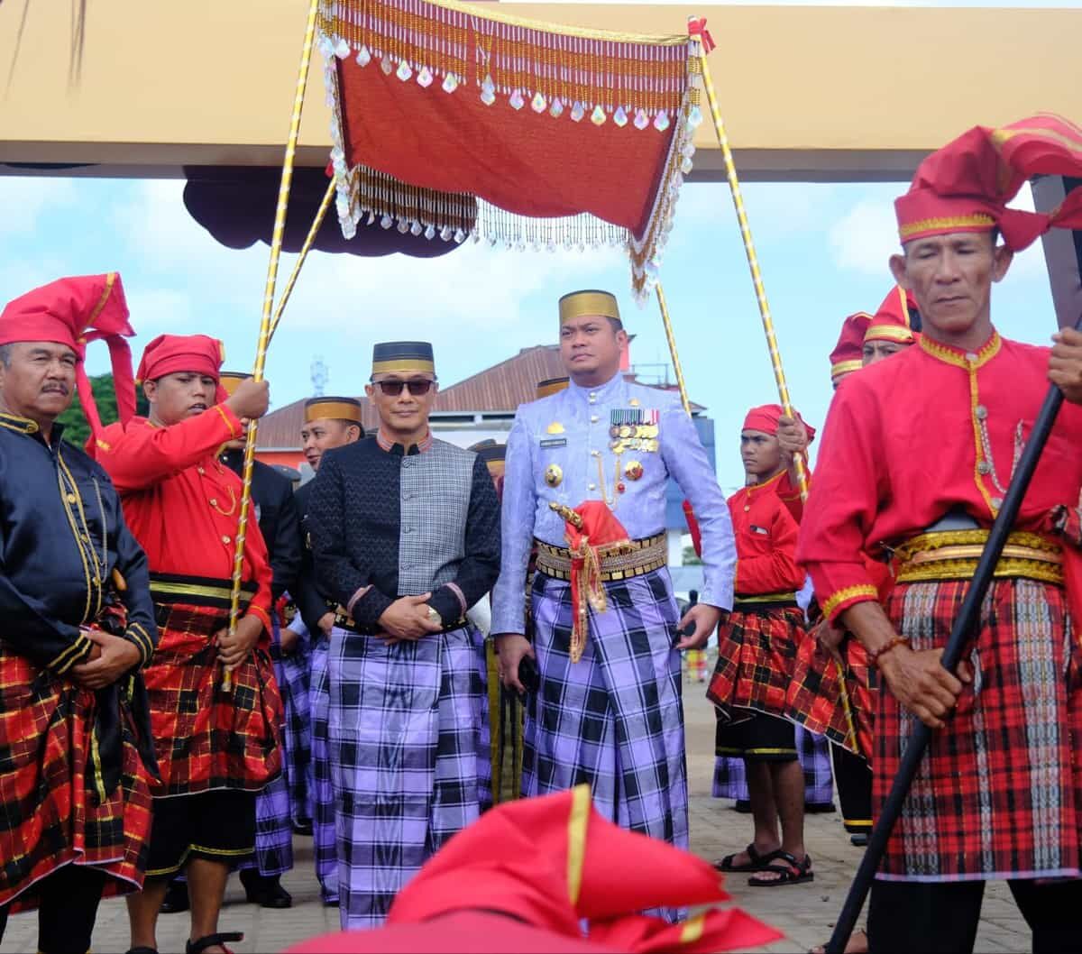 IST
MENYAMBUT -- Bupati Gowa, Adnan Purichta Ichsan menyambut Pj Gubernur Sulsel, Zudan Arif Fakhrulloh yang hadir di puncak HJG ke-704 di Taman Sultan Hasanuddin, Tumanurung, Gowa. 
