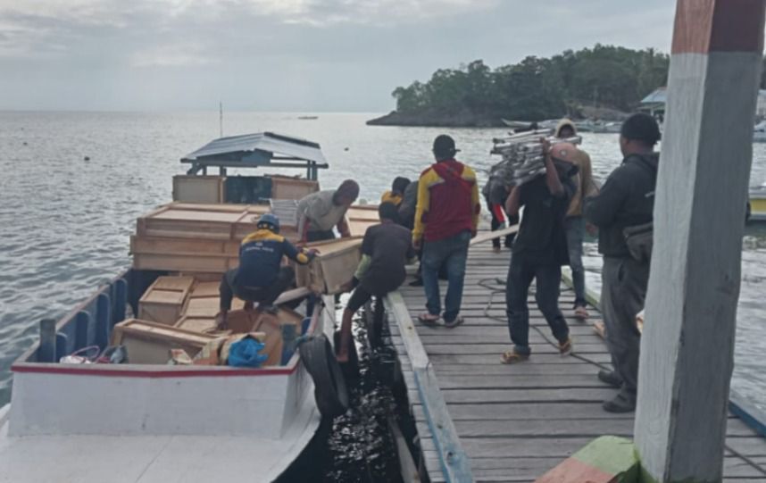 MOBILISASI -- Petugas PLN bersama masyarakat Pulau Katindoang tengah memobilisasi material untuk melistriki pulau tersebut.
