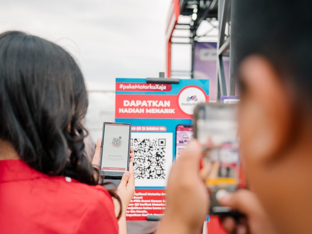 MOTORKUX -- Konsumen setia Honda sedang melakukan scan barcode sebelum melakukan transaksi melalui aplikasi MotorkuX.
