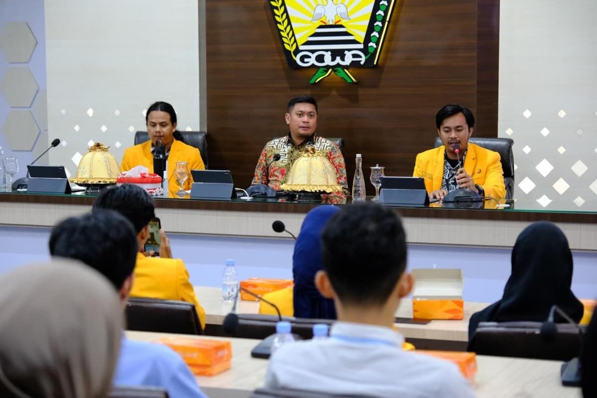 IST
NARASUMBER -- Bupati Gowa, Adnan Purichta Ichsan (tengah) saat tampil sebagai narasumber National Advanced Training XVI di UNM. 
