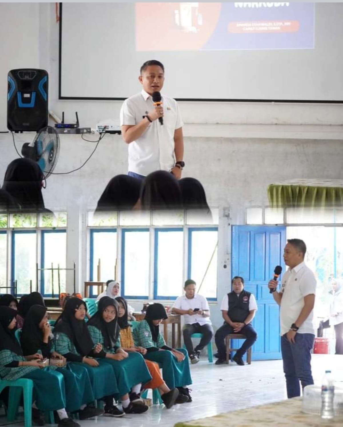 NARKOBA -- Camat Ujung Tanah, Amanda Syahwaldi memberikan pengarakan tentang berbagai macam bahaya dan dampak ditimbulkan akibat narkoba kepada para pelajar di SMP Negeri 7 Makassar. 

