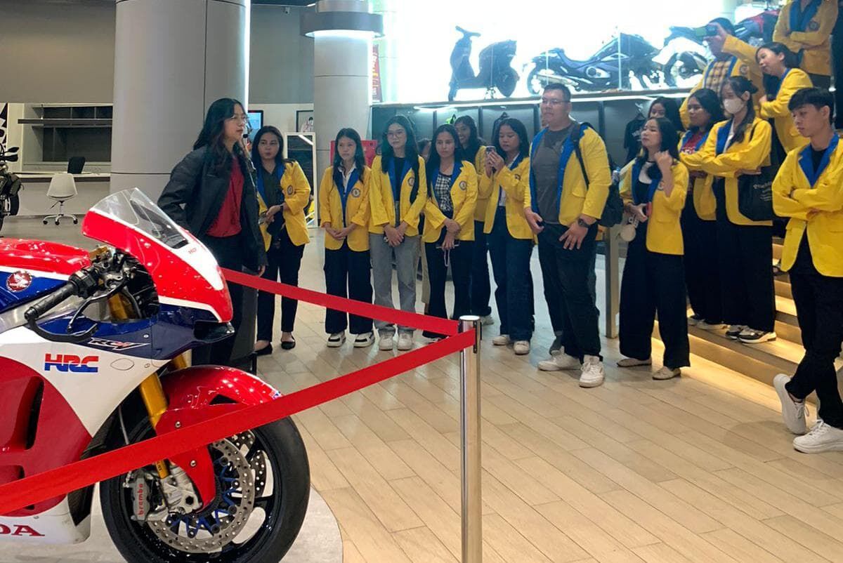 NGOBROL SANTAI -- Showroom Head, Gracella Anastasya Gosal ketika melakukan ngobrol santai bersama GenZ dari Universitas Atma Jaya Makassar di Astra Motor Xperience Centre.
