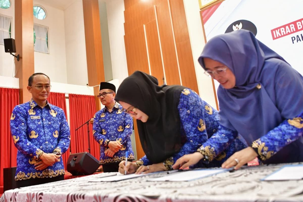 ist
NETRALITAS--ASN dan non ASN lingkup Pemprov Sulsel melakukan ikrar bersama dan tanda tangan pakta integritas netralitas ASN di Aula Tudang Sipulung Rumah Jabatan Gubernur Sulsel.
